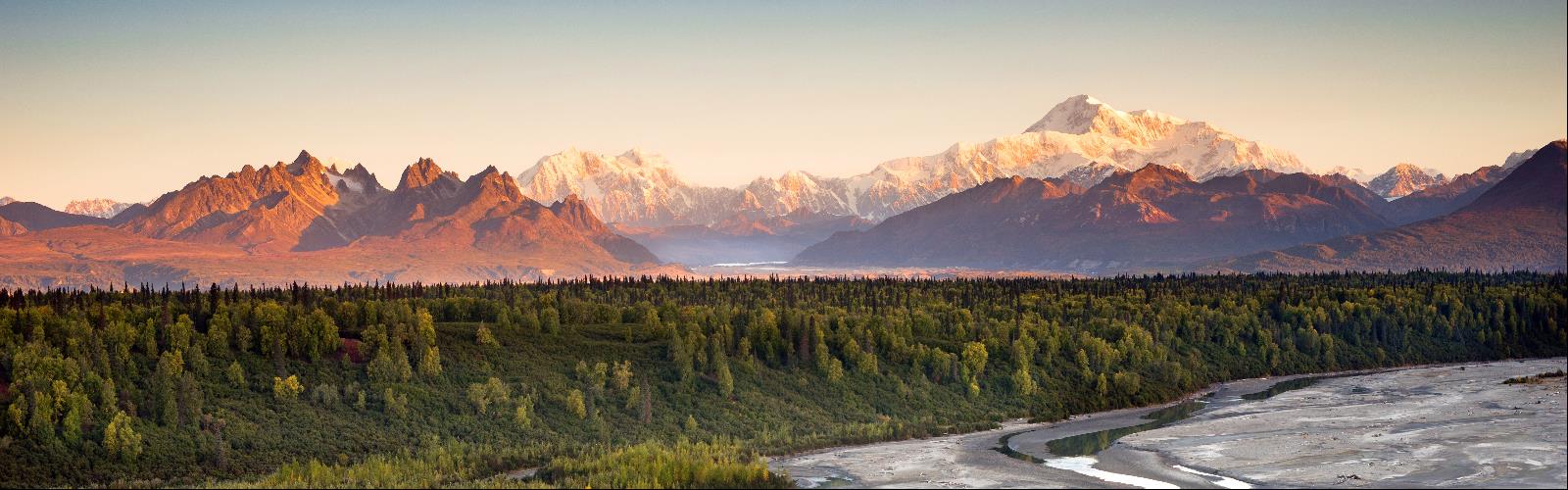 Randonnée au Alaska - paysage naturel  mountain sky outdoor grass nature valley canyon tree landscape snow field background cloud autumn distance land