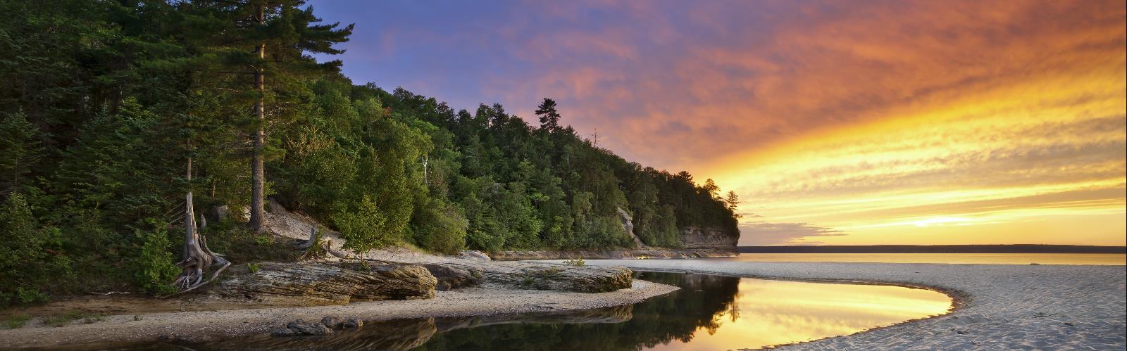 Randonnée au Michigan - paysage naturel  outdoor water tree lake landscape river sky cloud mountain nature animal