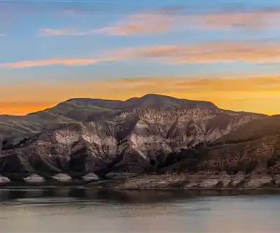Lake Piru hiking trail - natural landscape