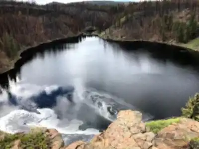 Crater Lake hiking trail - natural landscape