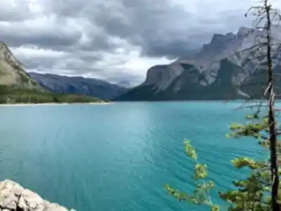 Sentier de randonnée Lake Minnewanka - paysage naturel