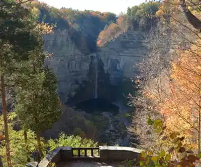 Sentier de randonnée Taughannock Falls - paysage naturel
