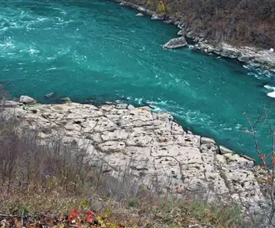 Medina Falls hiking trail - natural landscape