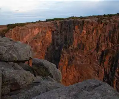 Sunset Rock hiking trail - natural landscape