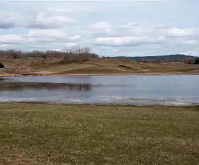 Bridge Lake hiking trail - natural landscape