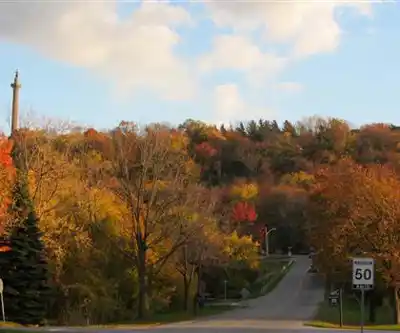 Niagara River Recreation Trail hiking trail - natural landscape
