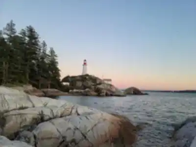 Lighthouse Park hiking trail - natural landscape