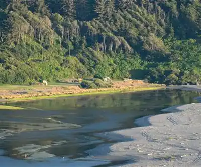 Klamath River hiking trail - natural landscape