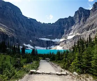 Sentier de randonnée Iceberg lake - paysage naturel