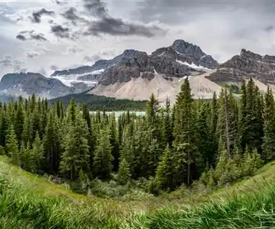 Crowfoot Mountain hiking trail - natural landscape