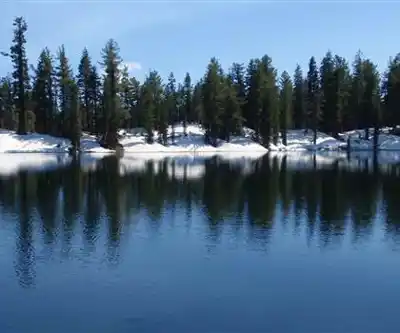 Nellie Lake hiking trail - natural landscape