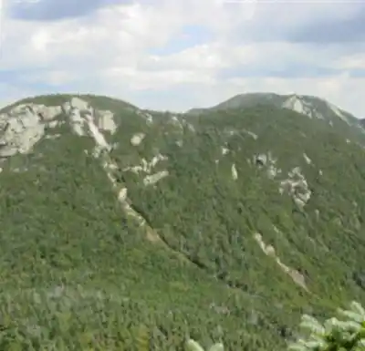 Sentier de randonnée Basin Mountain, New York - paysage naturel