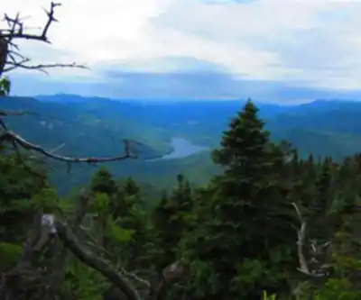 Sentier de randonnée Sawteeth Mountain, New York - paysage naturel