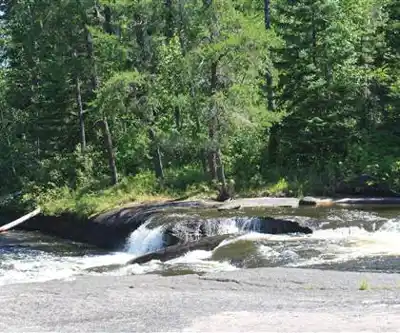Sentier de randonnée Pine Point Rapids - paysage naturel