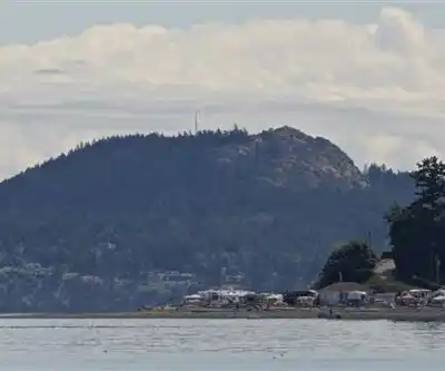 Island View Beach hiking trail - natural landscape