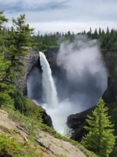 Sentier de randonnée Helmcken Falls - paysage naturel