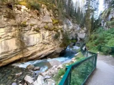 Vue en randonnée de Johnston Canyon