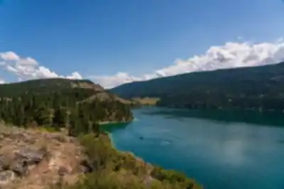 Kalamalka Lake hiking trail - natural landscape