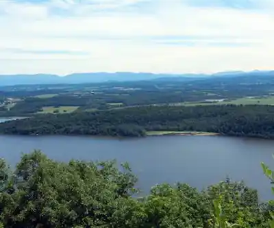 Mount Independence hiking trail - natural landscape
