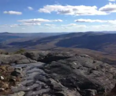 Sentier de randonnée Tumbledown Mountain, Maine - paysage naturel
