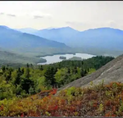 Sentier de randonnée Seward Mountain, New York - paysage naturel