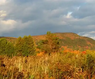 Sunset over the
Monteregian hills: An ode to Bromont’s charming brilliance