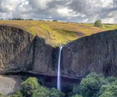 Phantom Falls hiking trail - natural landscape