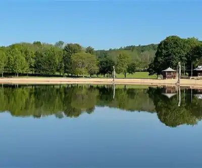 Spruce Run Reservoir hiking trail - natural landscape
