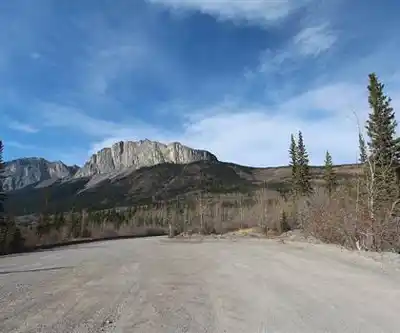 Mount Yamnuska hiking trail - natural landscape
