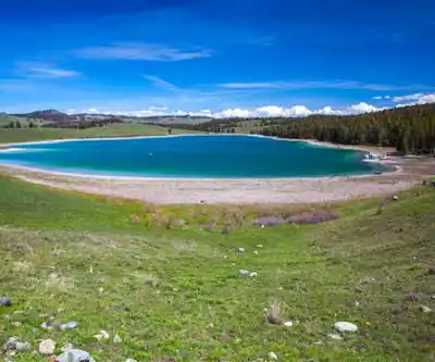 Lundbom Lake hiking trail - natural landscape