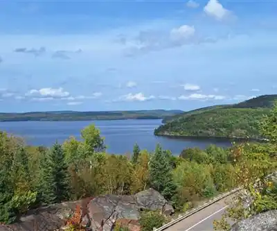 Kamaniskeg Lake hiking trail - natural landscape