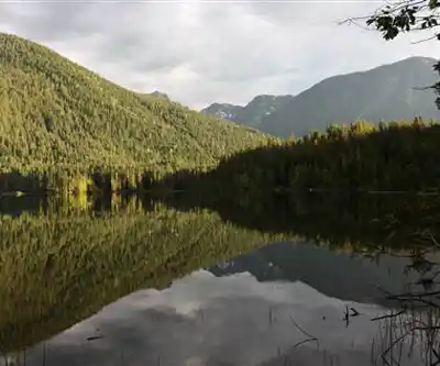 Spectrum Lake hiking trail - natural landscape