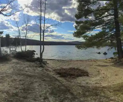 Wadleigh State Park hiking trail - natural landscape