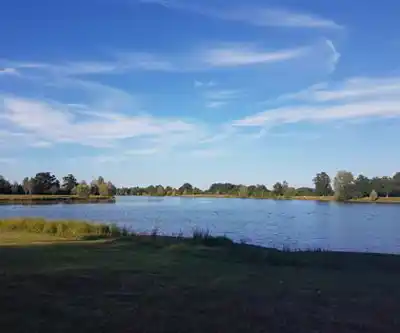 Lac de Cadarsac hiking trail - natural landscape