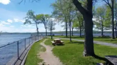 Parcs de la Baie-de-Magog et de la pointe Merry hiking trail - natural landscape