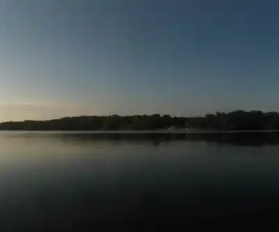 Parvin Lake hiking trail - natural landscape