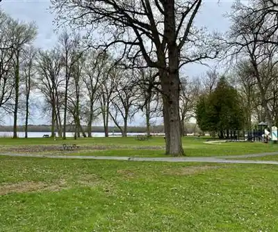 Sentier de randonnée Onondaga Lake Park - paysage naturel