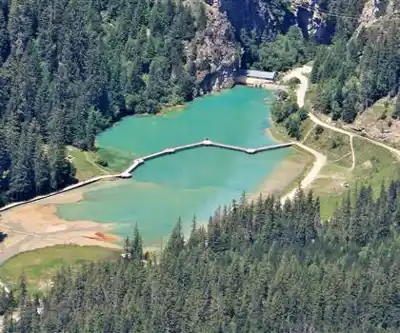 Lac de la Rosière hiking trail - natural landscape