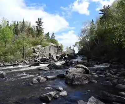 Sentier de randonnée Tulabi Falls - paysage naturel