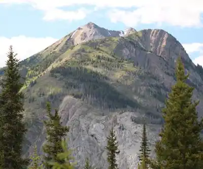 Marvel Lake hiking trail - natural landscape