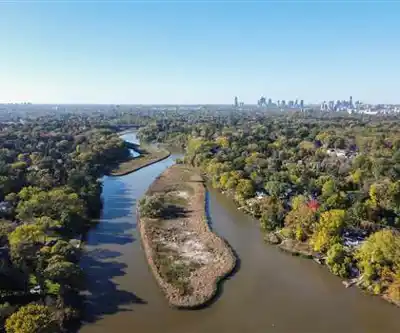 Port Credit Memorial Park hiking trail - natural landscape