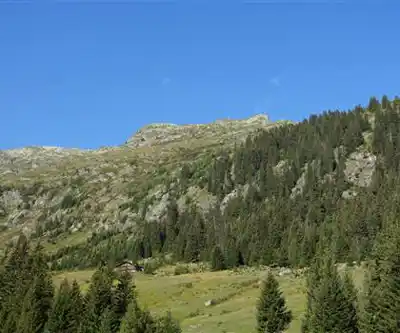Lac de Saint-Guérin hiking trail - natural landscape