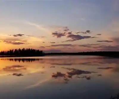 Astotin Lake hiking trail - natural landscape