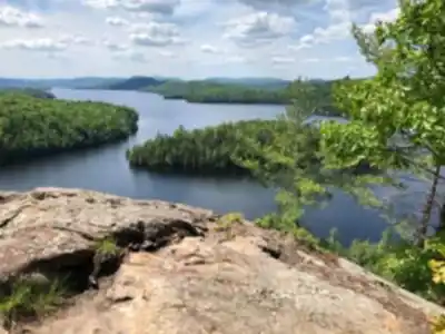 Vue en randonnée de Parc Régional Du Poisson Blanc