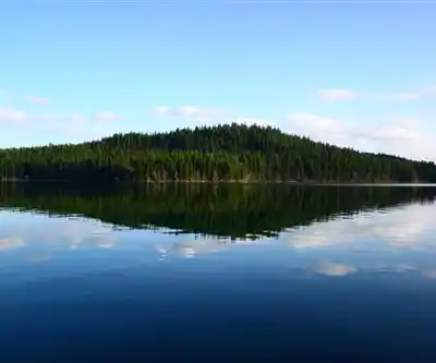 Deka Lake hiking trail - natural landscape