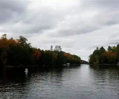 Chandos Lake hiking trail - natural landscape