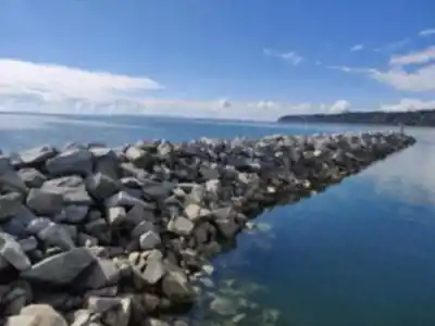 White Rock Promenade hiking trail - natural landscape