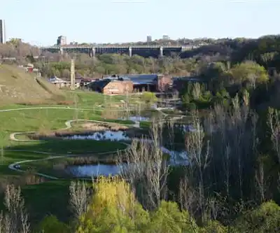 Sentier de randonnée Don Valley Brick Works Park - paysage naturel