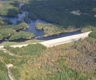 West Hill Dam hiking trail - natural landscape