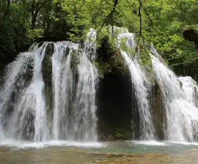 Cascade des tufs hiking trail - natural landscape